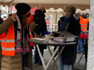 Helferinnen bei der Impfaktion in Dortmund-Westerfilde am 4. Dezember 2021