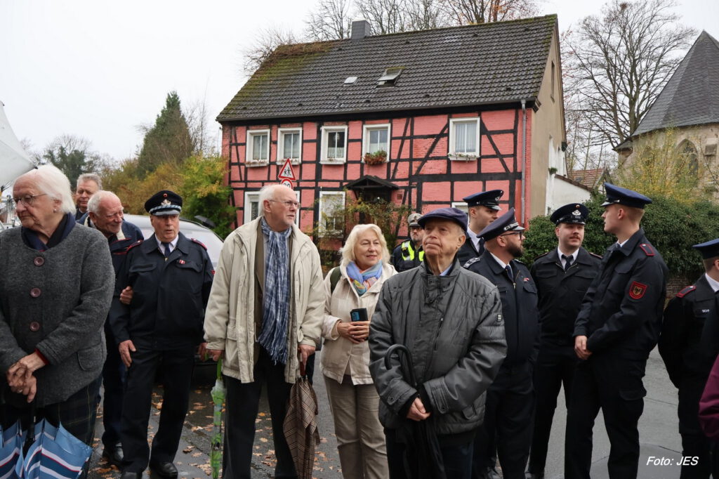 Gedenkfeier vom Heimatverein Bodelschwingh und Westerfilde e.V. am Volkstrauertag 2025 am Mahnmal in Dortmund-Bodelschwingh