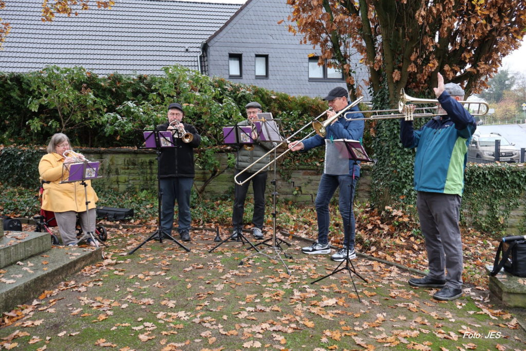 Gedenkfeier vom Heimatverein Bodelschwingh und Westerfilde e.V. am Volkstrauertag 2025 am Mahnmal in Dortmund-Bodelschwingh
