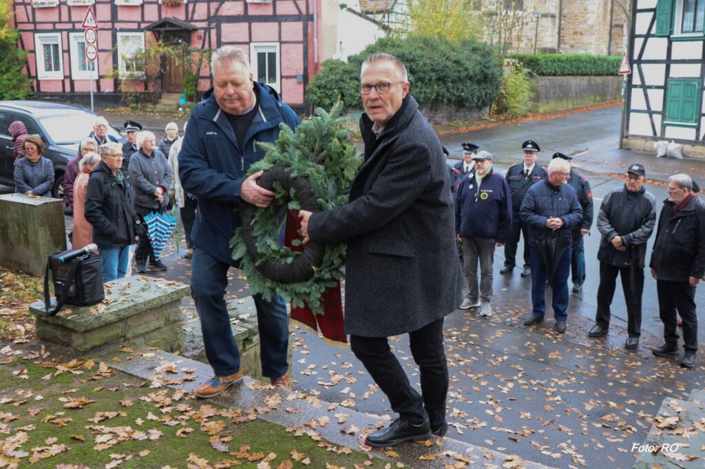 Gedenkfeier vom Heimatverein Bodelschwingh und Westerfilde e.V. am Volkstrauertag 2025 am Mahnmal in Dortmund-Bodelschwingh