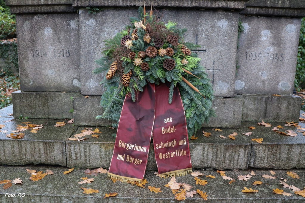 Gedenkfeier vom Heimatverein Bodelschwingh und Westerfilde e.V. am Volkstrauertag 2025 am Mahnmal in Dortmund-Bodelschwingh