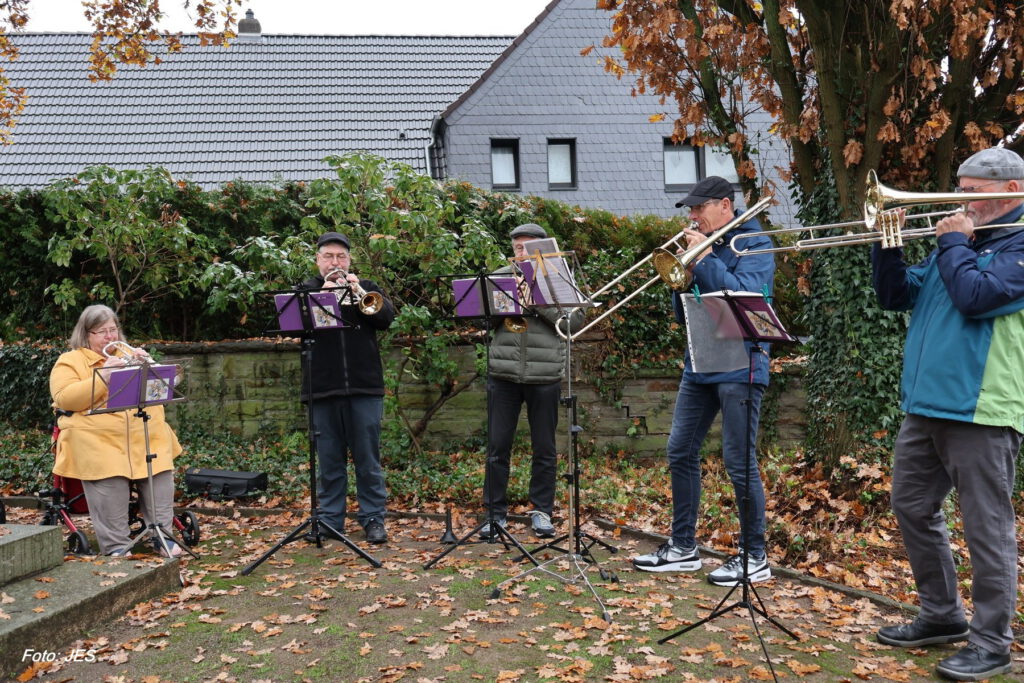 Gedenkfeier vom Heimatverein Bodelschwingh und Westerfilde e.V. am Volkstrauertag 2025 am Mahnmal in Dortmund-Bodelschwingh