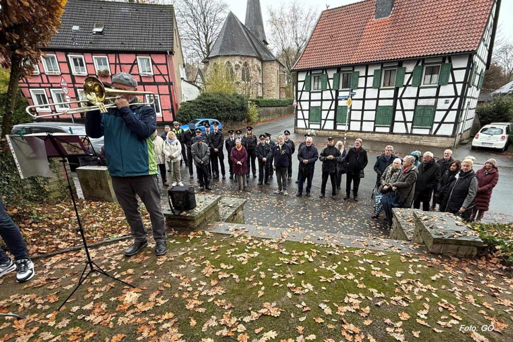 Gedenkfeier vom Heimatverein Bodelschwingh und Westerfilde e.V. am Volkstrauertag 2025 am Mahnmal in Dortmund-Bodelschwingh