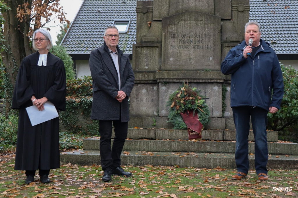 Gedenkfeier vom Heimatverein Bodelschwingh und Westerfilde e.V. am Volkstrauertag 2025 am Mahnmal in Dortmund-Bodelschwingh