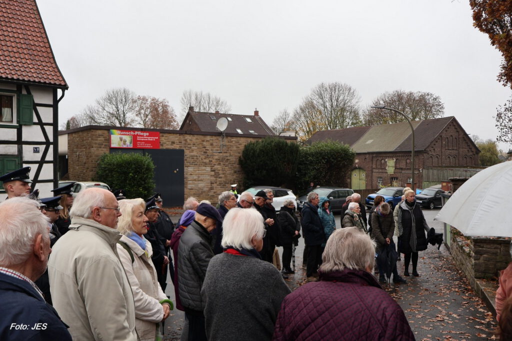 Gedenkfeier vom Heimatverein Bodelschwingh und Westerfilde e.V. am Volkstrauertag 2025 am Mahnmal in Dortmund-Bodelschwingh