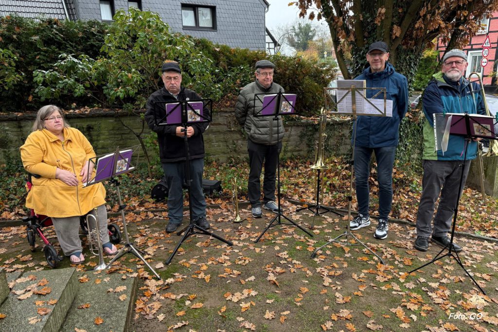 Gedenkfeier vom Heimatverein Bodelschwingh und Westerfilde e.V. am Volkstrauertag 2025 am Mahnmal in Dortmund-Bodelschwingh