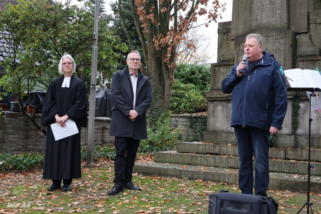 Gedenkfeier vom Heimatverein Bodelschwingh und Westerfilde e.V. am Volkstrauertag 2025 am Mahnmal in Dortmund-Bodelschwingh