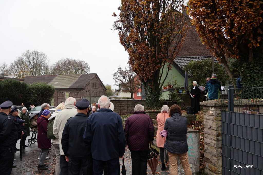 Gedenkfeier vom Heimatverein Bodelschwingh und Westerfilde e.V. am Volkstrauertag 2025 am Mahnmal in Dortmund-Bodelschwingh
