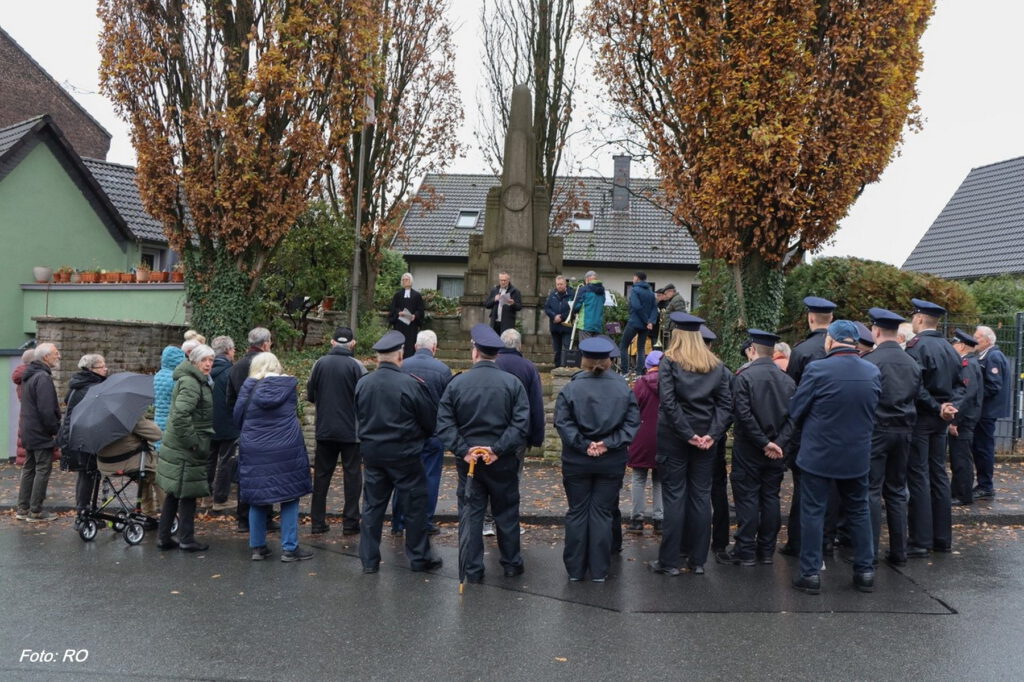 Gedenkfeier vom Heimatverein Bodelschwingh und Westerfilde e.V. am Volkstrauertag 2025 am Mahnmal in Dortmund-Bodelschwingh