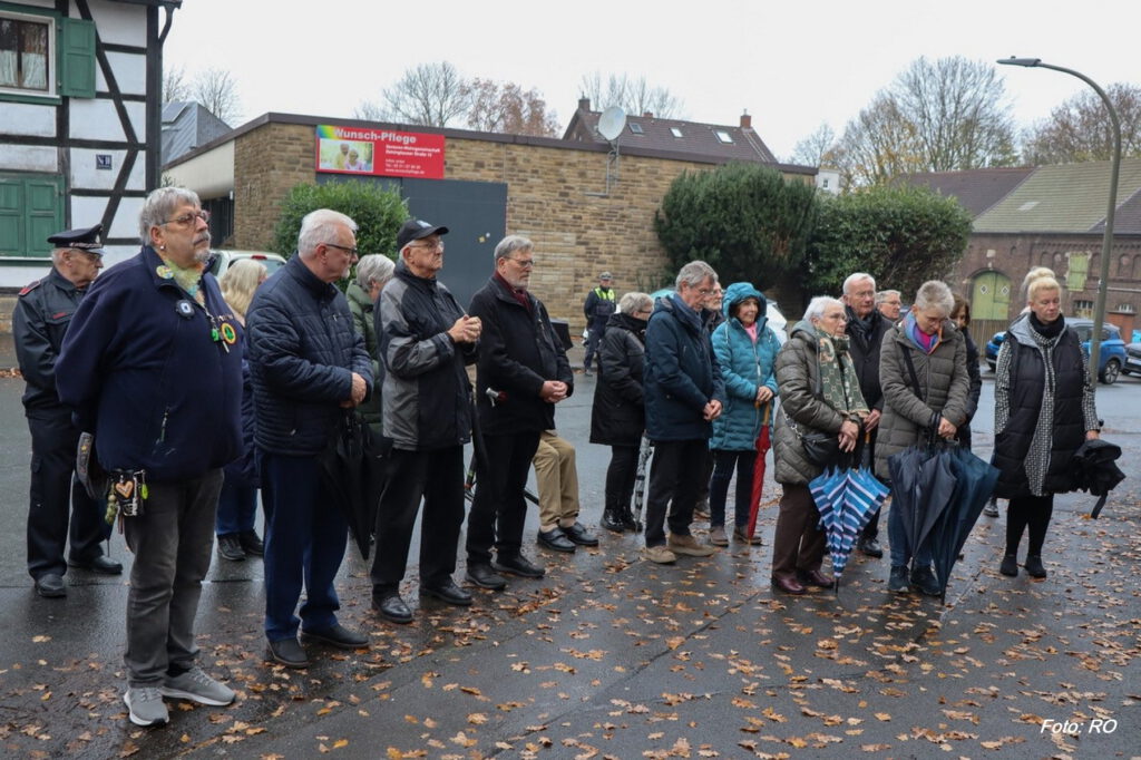 Gedenkfeier vom Heimatverein Bodelschwingh und Westerfilde e.V. am Volkstrauertag 2025 am Mahnmal in Dortmund-Bodelschwingh