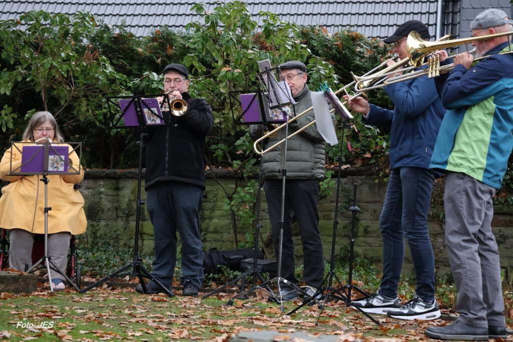 Gedenkfeier vom Heimatverein Bodelschwingh und Westerfilde e.V. am Volkstrauertag 2025 am Mahnmal in Dortmund-Bodelschwingh