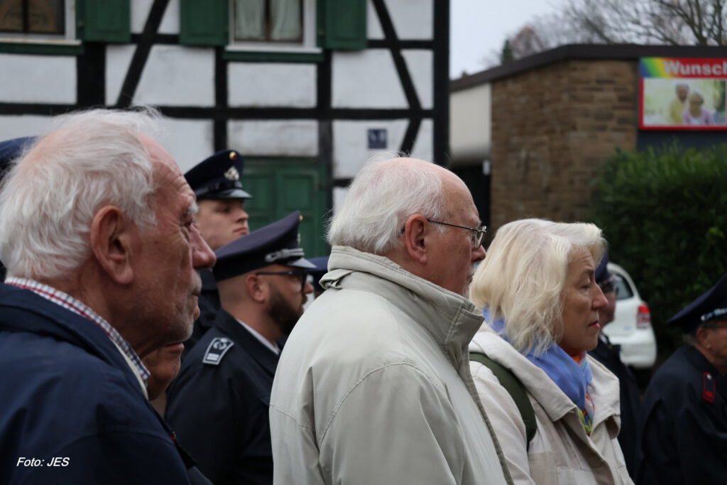 Gedenkfeier vom Heimatverein Bodelschwingh und Westerfilde e.V. am Volkstrauertag 2025 am Mahnmal in Dortmund-Bodelschwingh