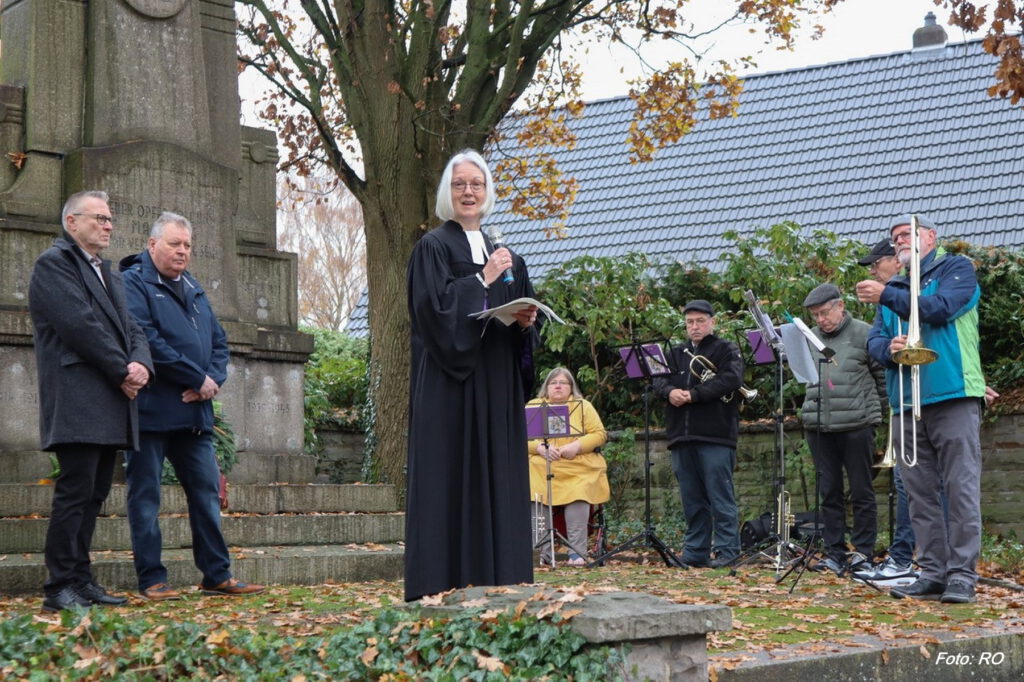 Gedenkfeier vom Heimatverein Bodelschwingh und Westerfilde e.V. am Volkstrauertag 2025 am Mahnmal in Dortmund-Bodelschwingh