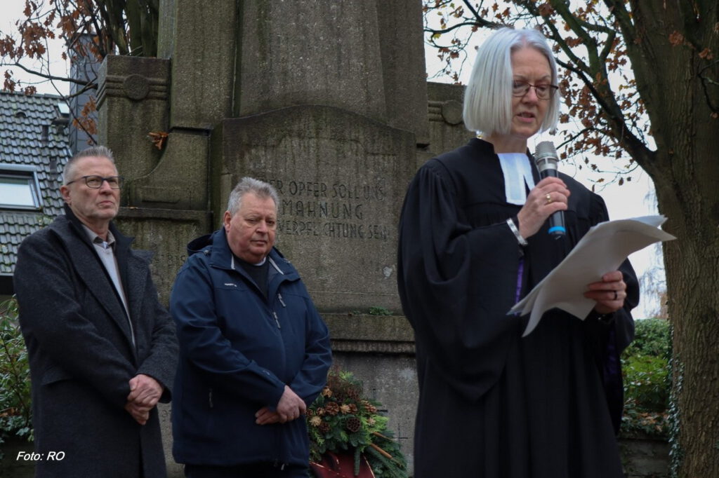 Gedenkfeier vom Heimatverein Bodelschwingh und Westerfilde e.V. am Volkstrauertag 2025 am Mahnmal in Dortmund-Bodelschwingh