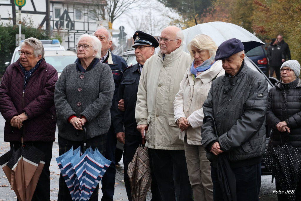 Gedenkfeier vom Heimatverein Bodelschwingh und Westerfilde e.V. am Volkstrauertag 2025 am Mahnmal in Dortmund-Bodelschwingh